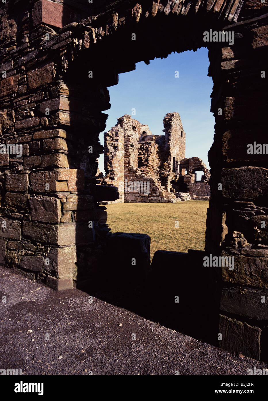 dh Earls Palace BIRSAY ORKNEY Earl Robert Stewart Palace stone walls ruins though doorway in wall Stock Photo