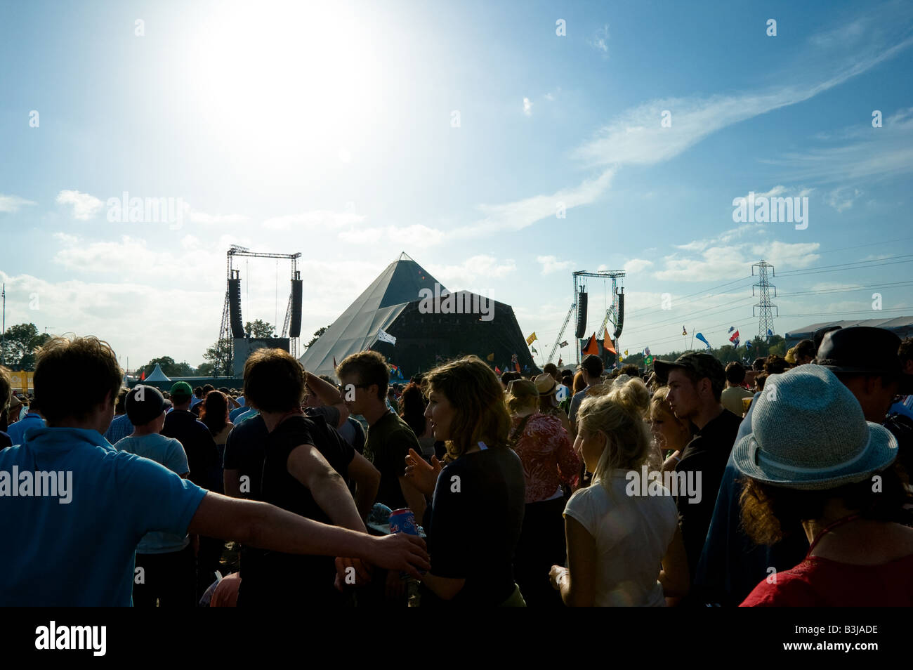 Crowd at the pyramid stage, Glastonbury festival 2008 Stock Photo