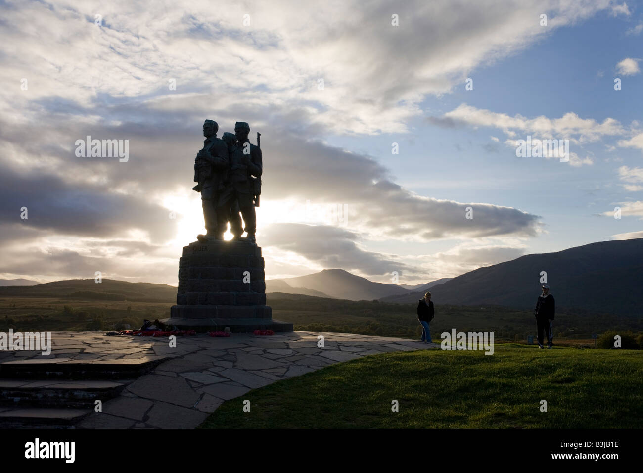 Two visitors pay their respects at the second world war bronze Commando Memorial at Spean Bridge, Scotland Stock Photo