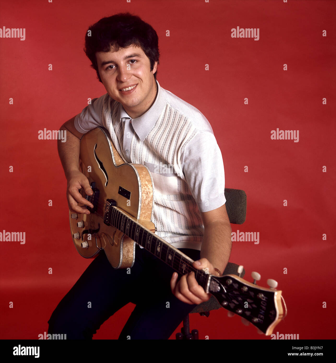 CHRIS ANDREWS UK singer and pop composer in 1965 with his Hoffner ...