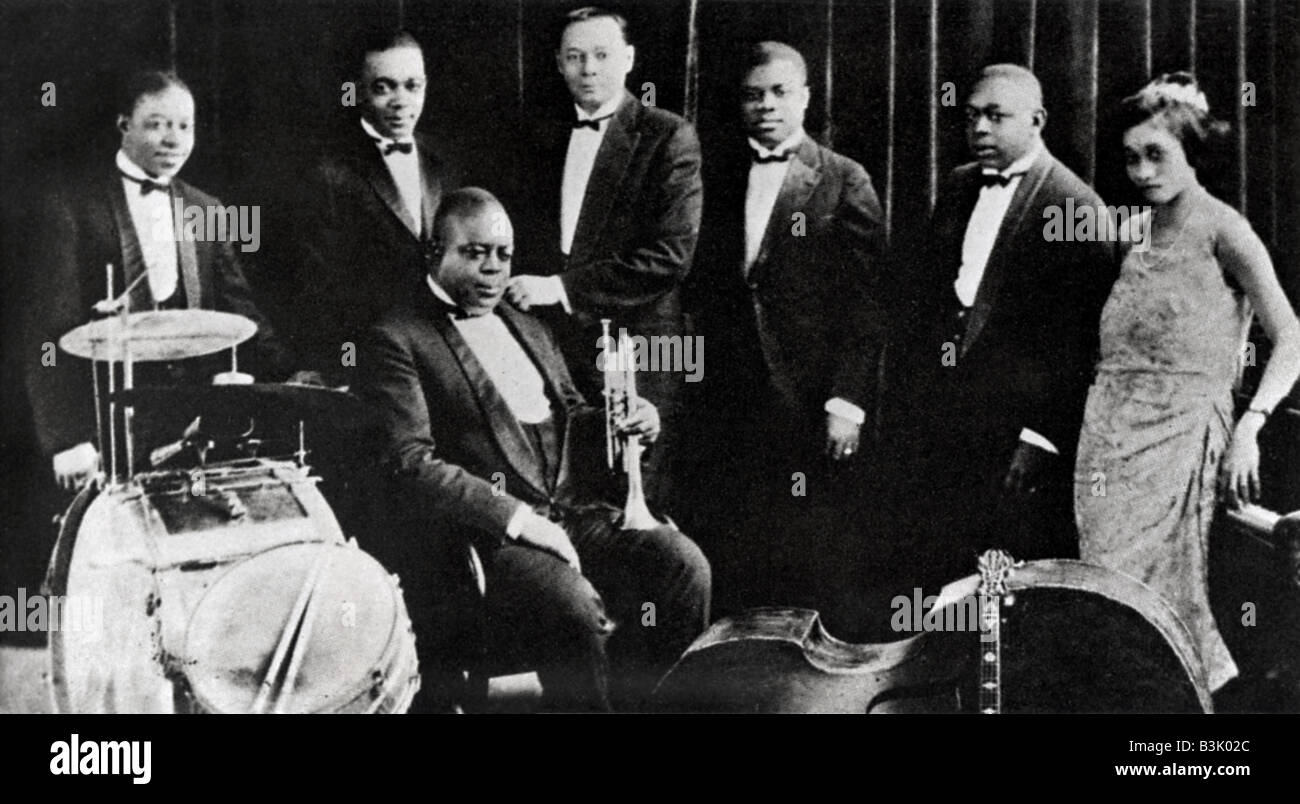 KING OLIVER'S CREOLE JAZZ BAND with Oliver seated, Louis Armstrong at left and his future wife Lil Hardin at right Stock Photo