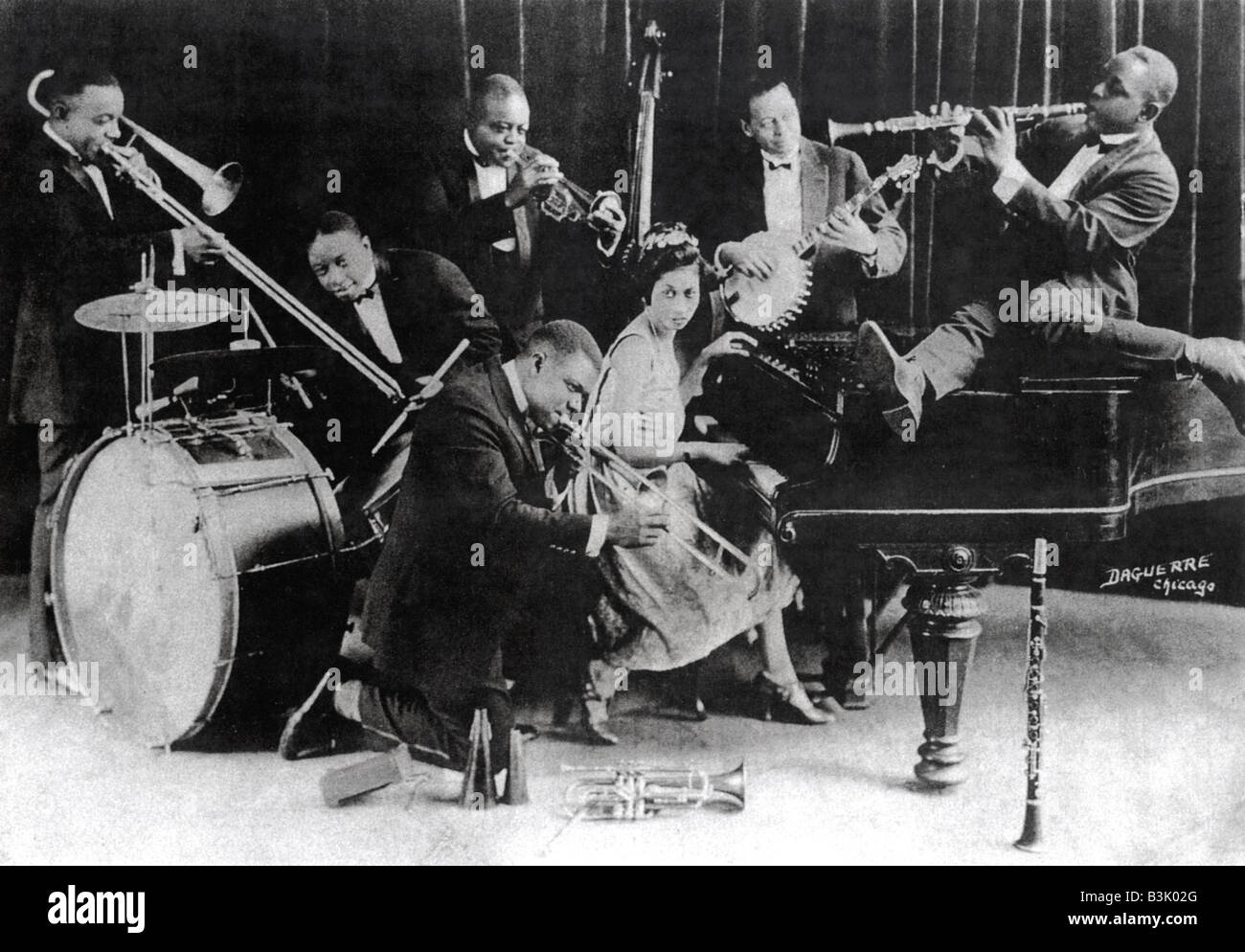 KING OLIVER'S CREOLE JAZZ BAND  with Louis Armstrong kneeling centre, King Oliver standing centre on cornet and Lil Hardin piano Stock Photo