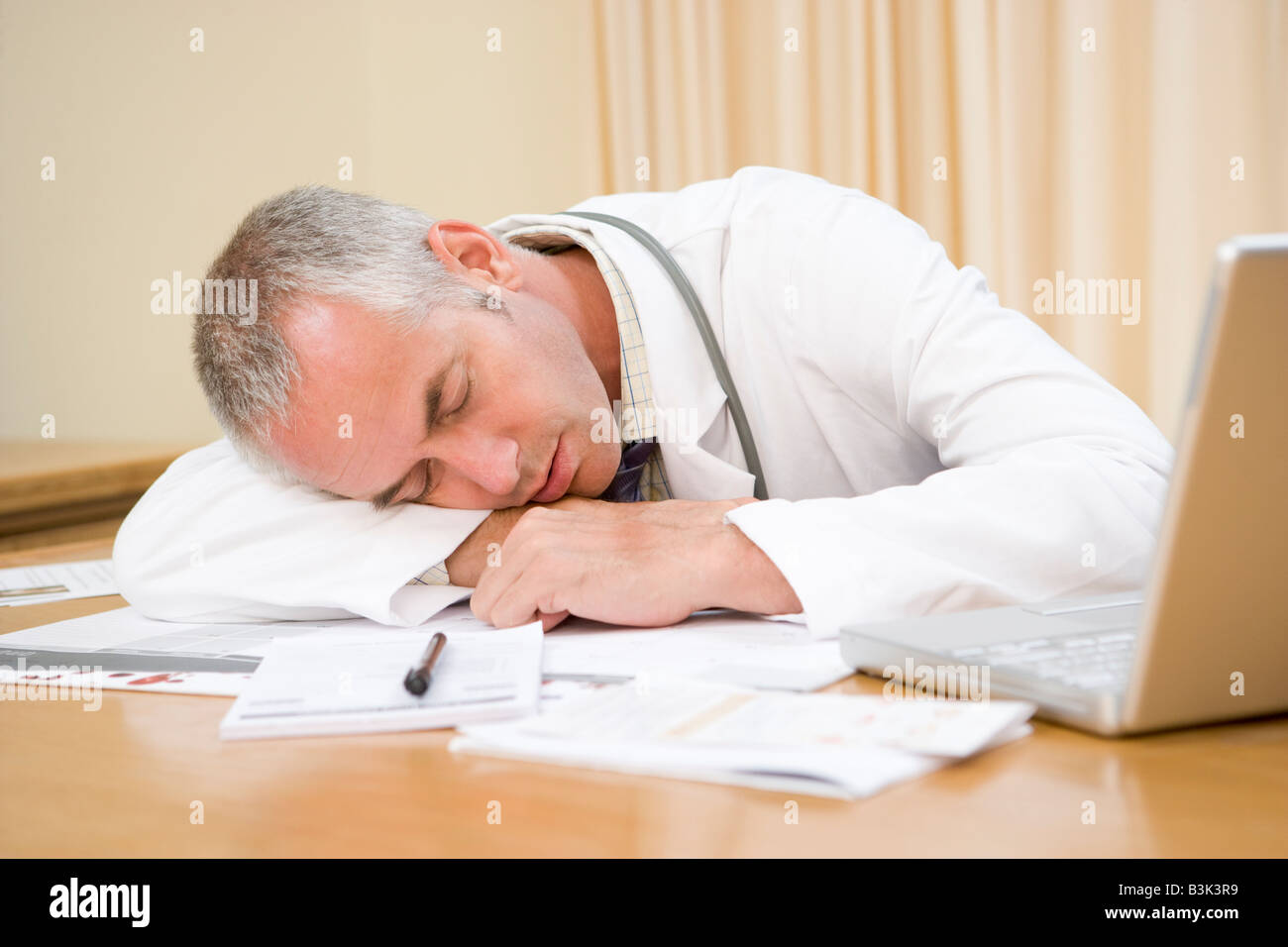 Man sleeping under desk hi-res stock photography and images - Alamy
