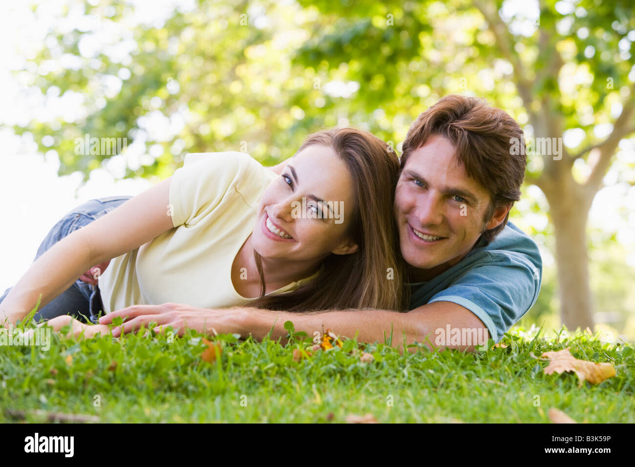 Счастливая молодая пара. Мужчина и женщина улыбаются. Почему парень улыбается девушке. Мужчина и женщина улыбаются. Почему парень улыбается девушке.