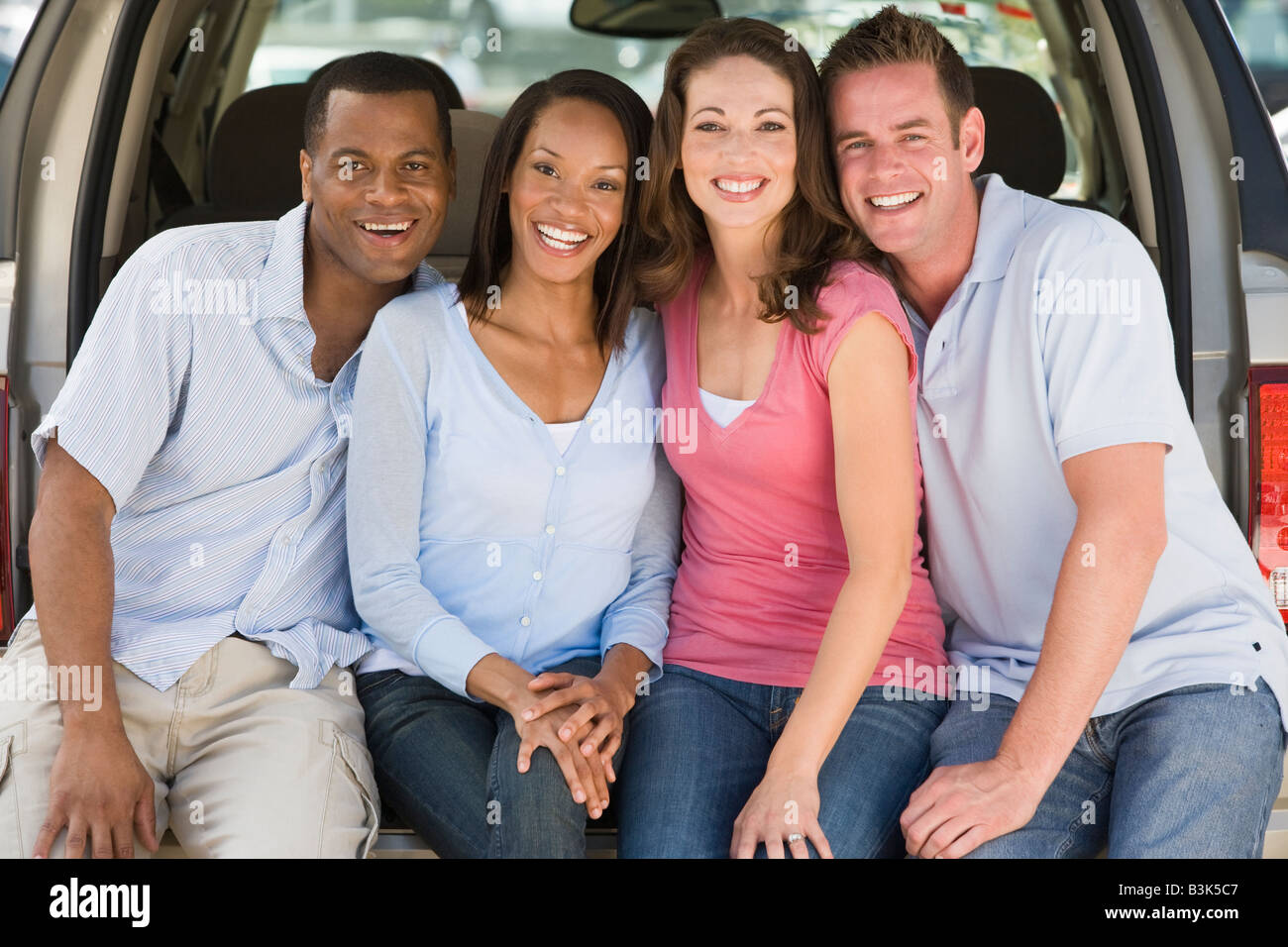 Друзья и встречи. Посиделки с семьей. Семейный мужчина. Красивые семейные пары. Друзья в ресторане.