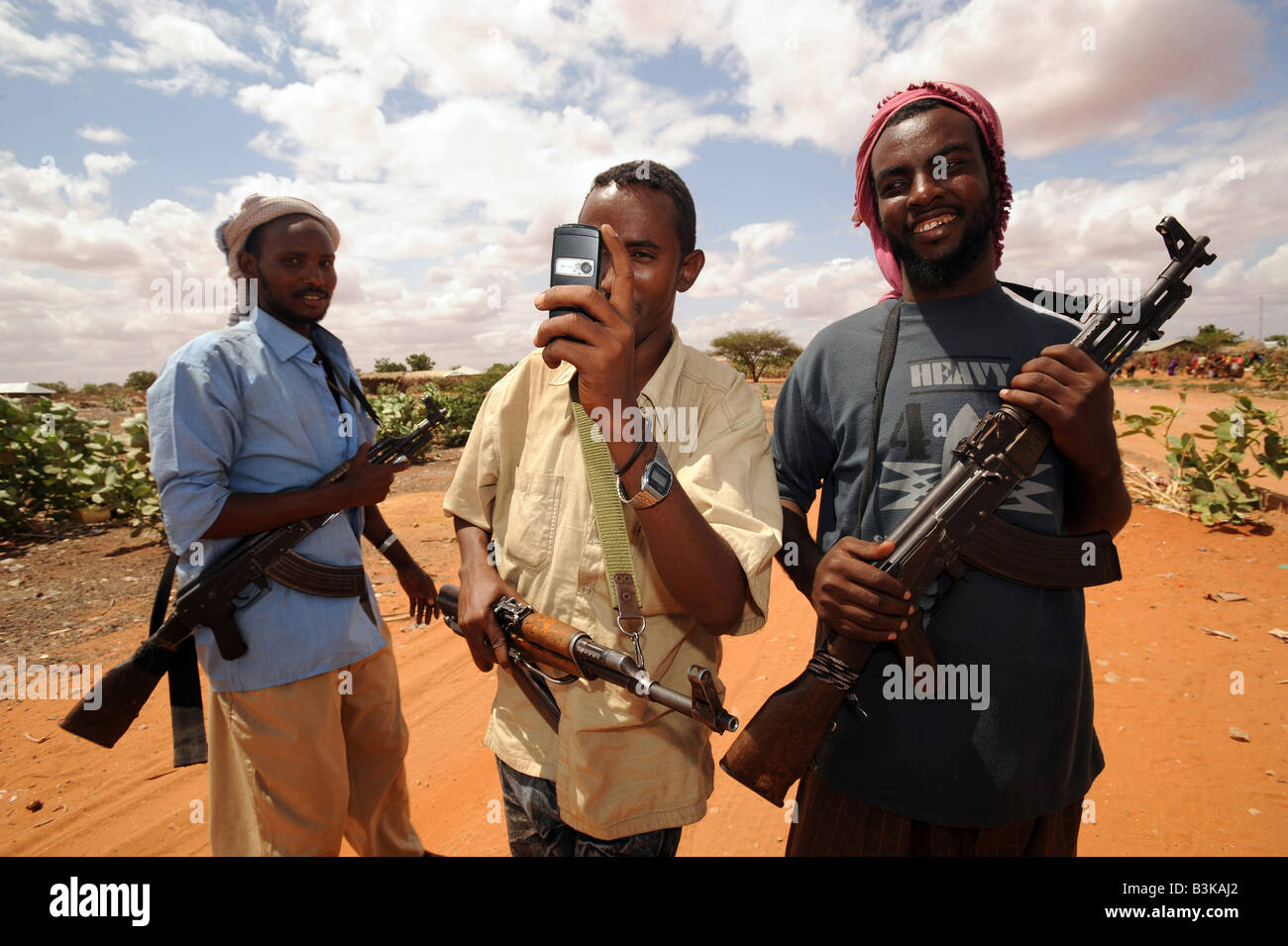 A Somali militia takes a picture with his mobile phone in the Somali town of Bulla Howa on the Somali Kenyan border 26 6 2008 Stock Photo