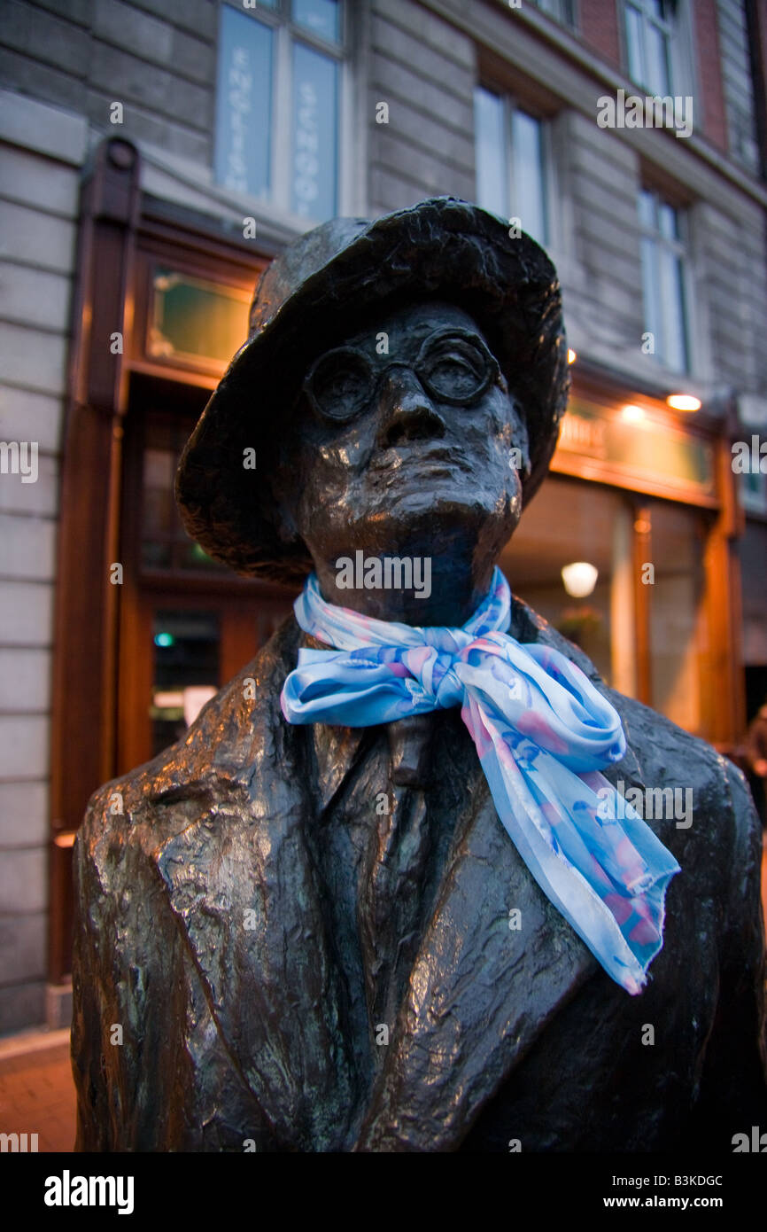 James Joyce statue on North Earl St, Dublin Stock Photo - Alamy