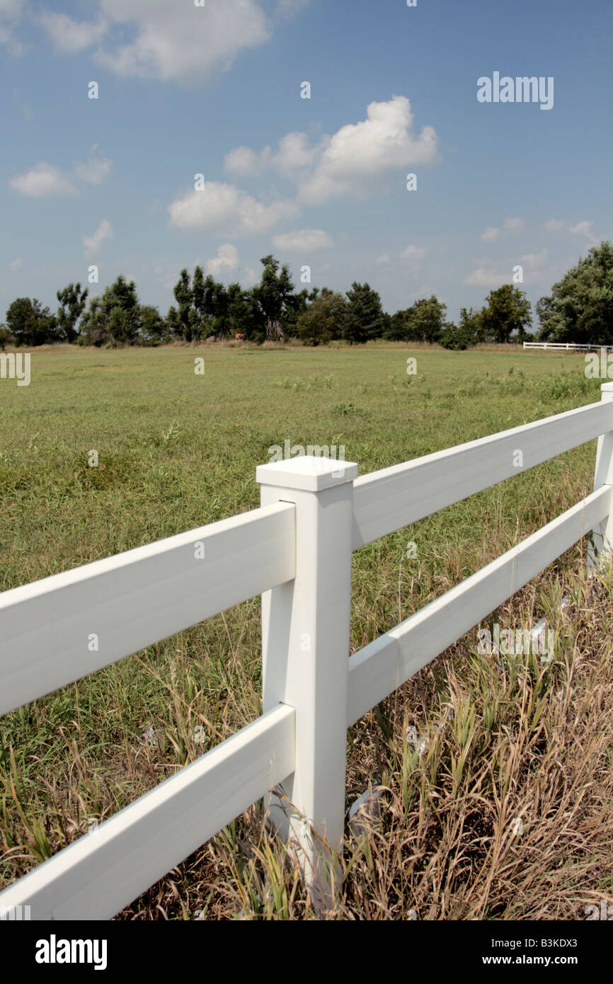 White vinyl picket fence hi-res stock photography and images - Alamy