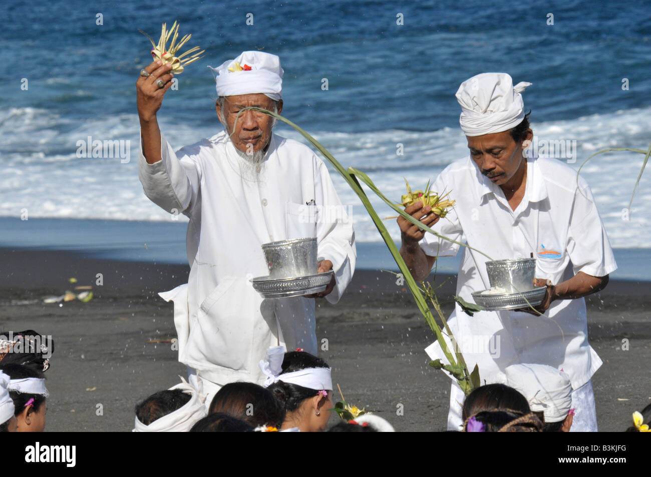manco blessing the mourners, carrying out the final ritual in the cycle of life and death, bali hindu belief , kusamba , bali Stock Photo
