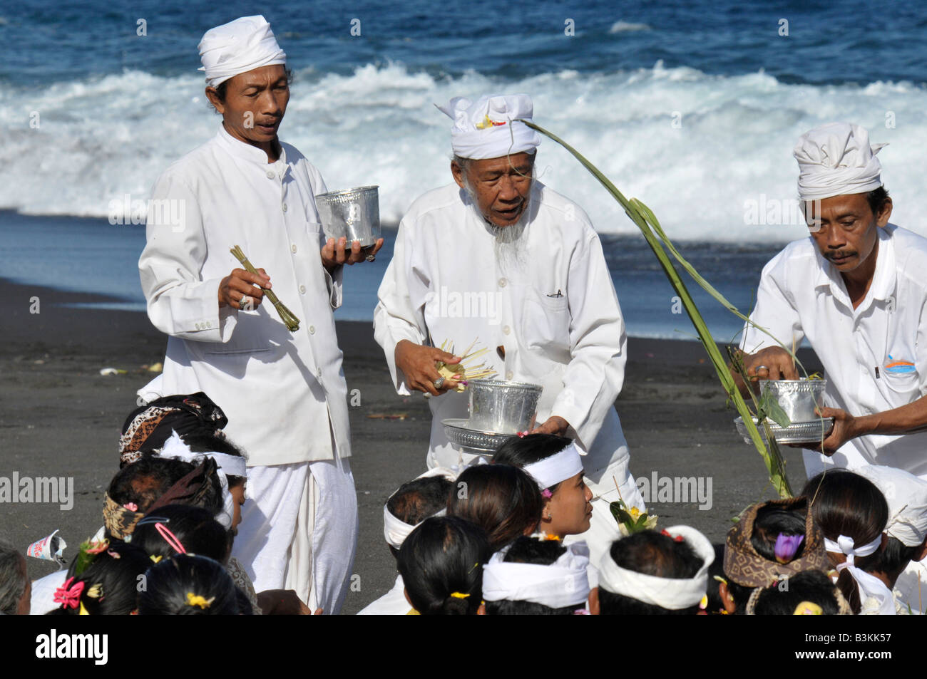 manco blessing the mourners, carrying out the final ritual in the cycle of life and death, bali hindu belief , kusamba , bali Stock Photo