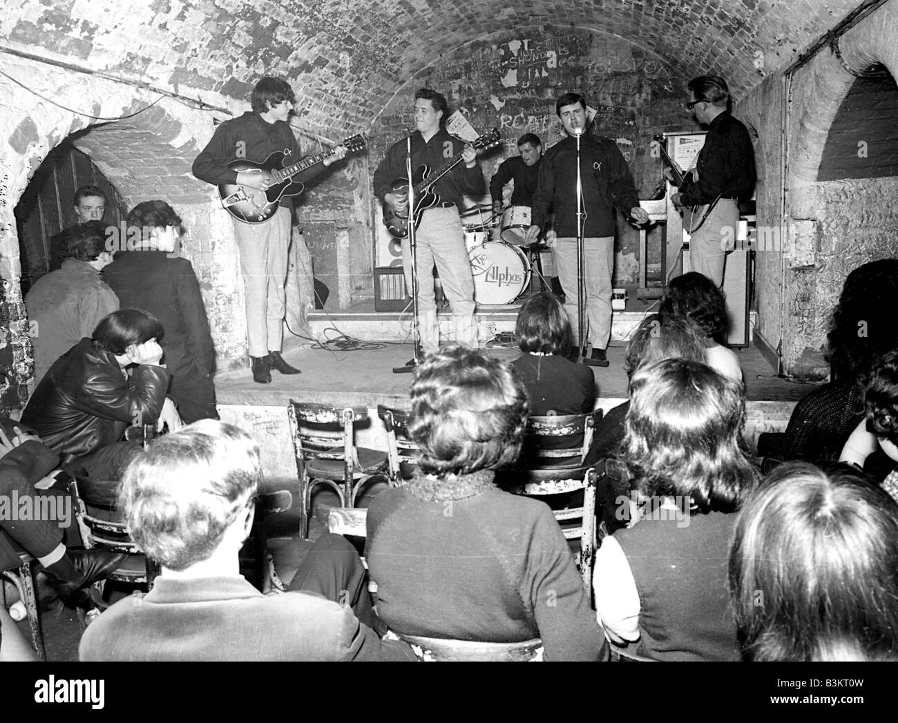 THE CAVERN CLUB in Liverpool in 1964 with unknown group on stage Stock Photo