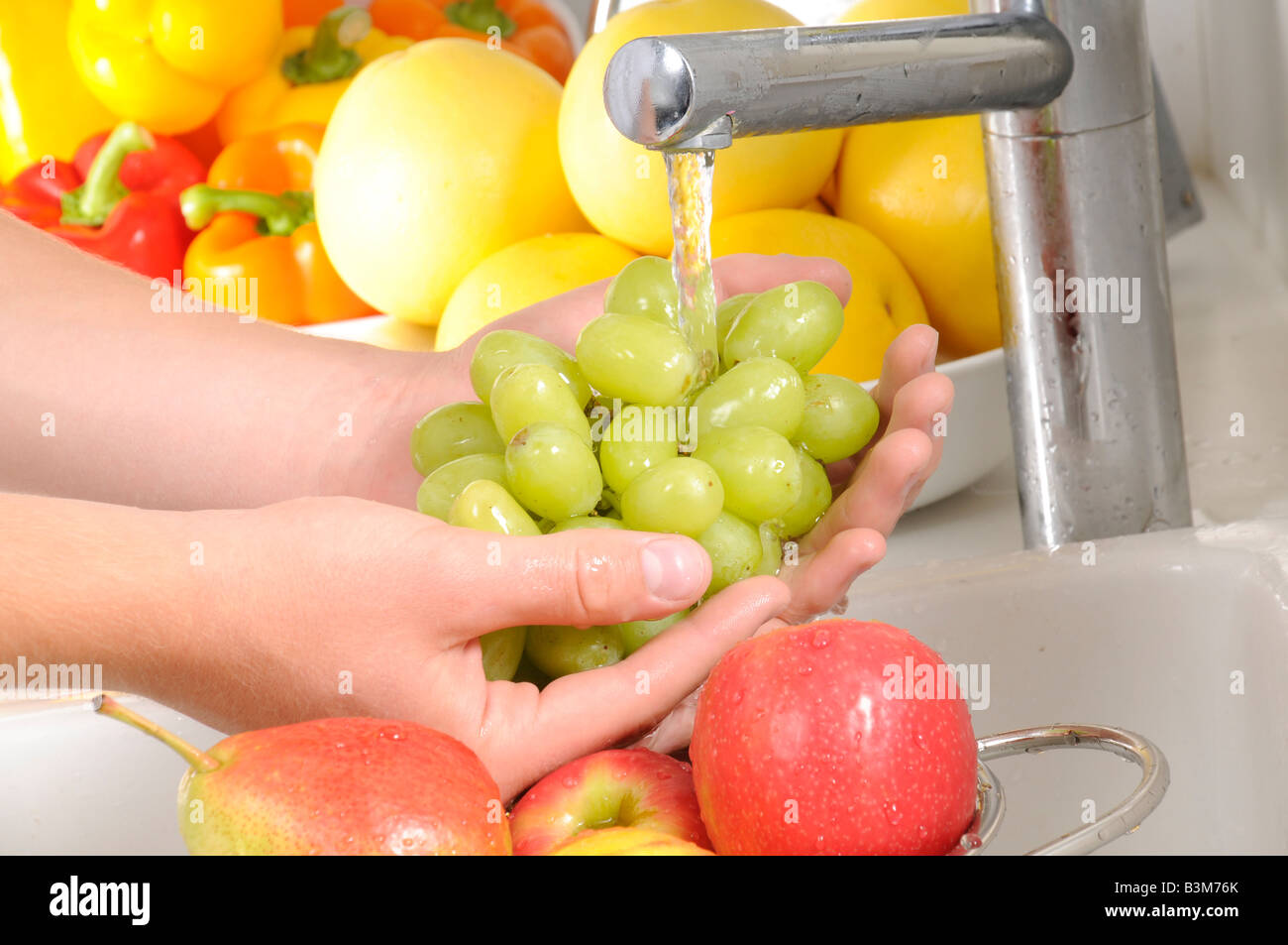 WASHING GREEN GRAPES Stock Photo Alamy