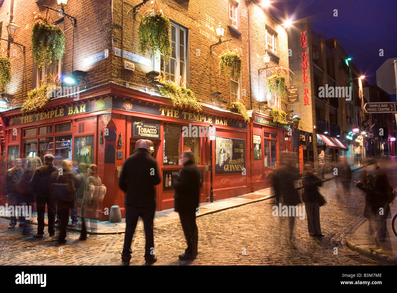 People outside the famous Temple Bar in Temple Bar, Dublin, Ireland at night Stock Photo