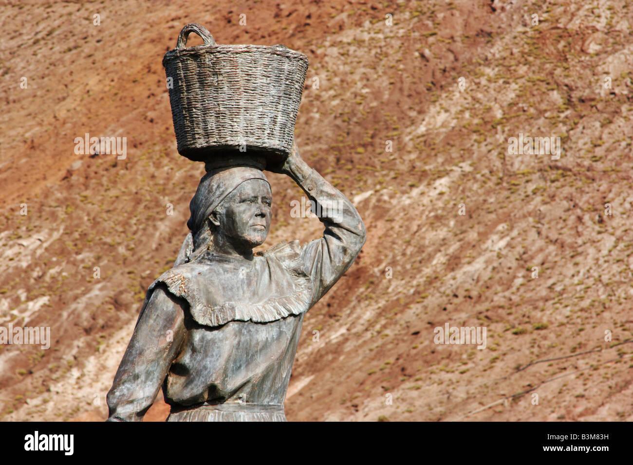 statue-of-woman-carrying-basket-on-head-in-galdar-on-gran-canaria-B3M83H.jpg