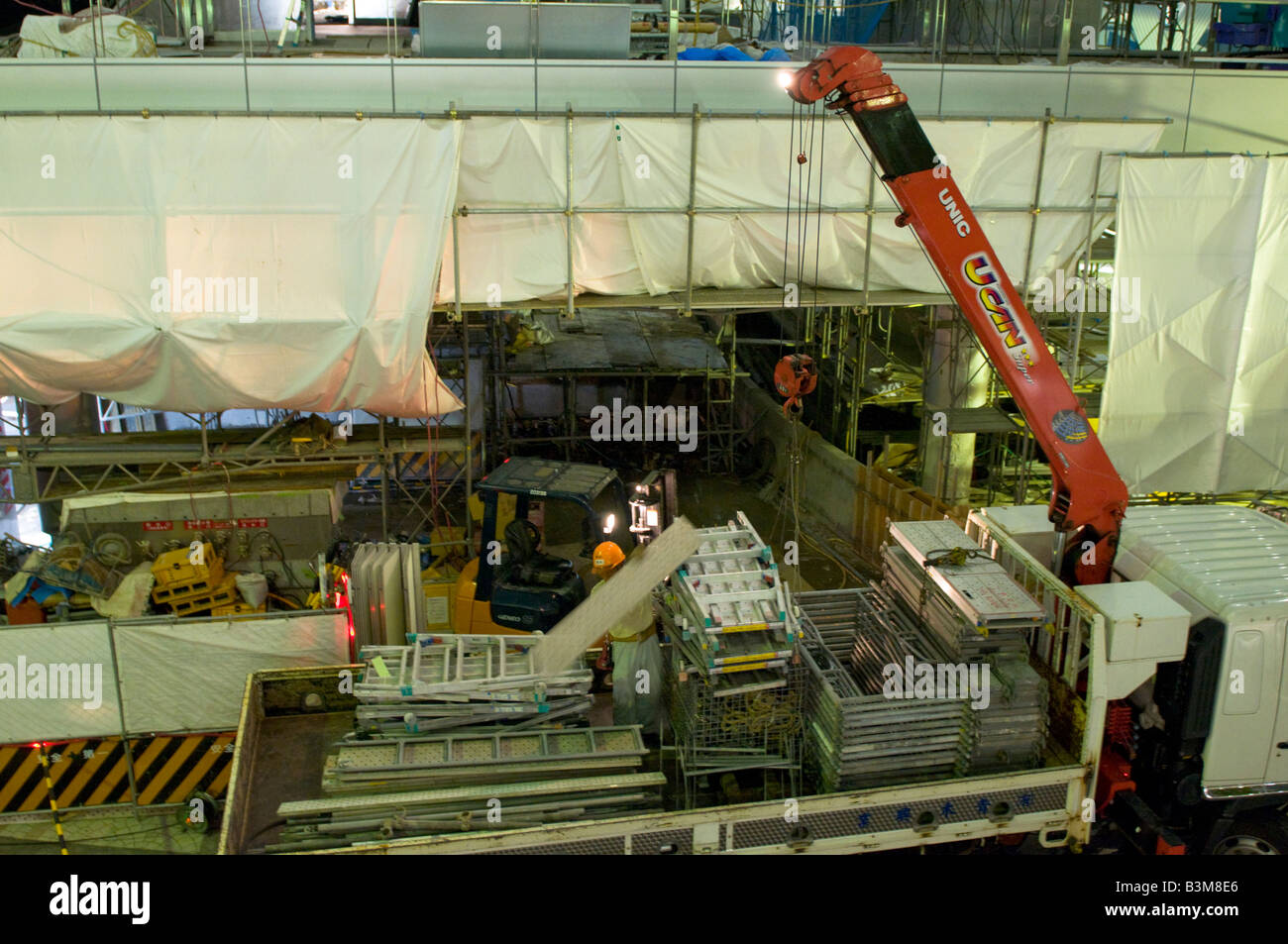 Construction workers in Shinjuku, Tokyo Japan Stock Photo Alamy