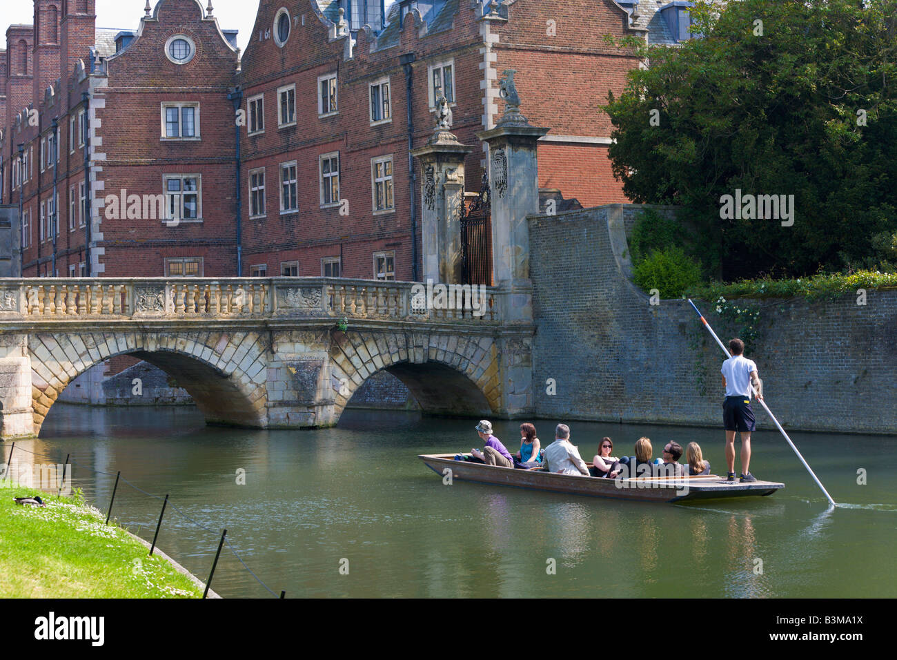 Punting on River Cam, St Johns Bridge, Cambridge, England Stock Photo