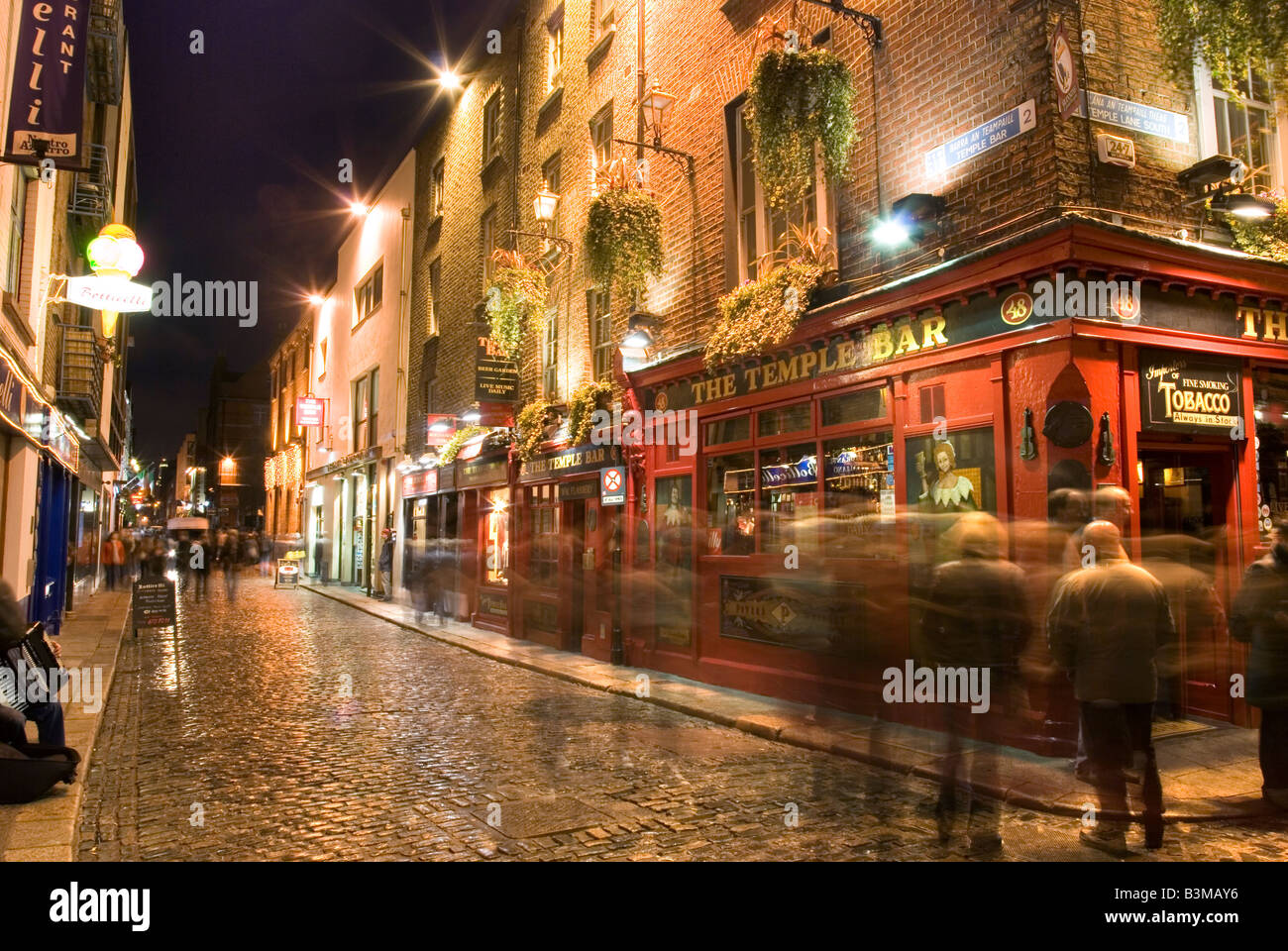 People outside the famous Temple Bar in Temple Bar, Dublin, Ireland at night Stock Photo