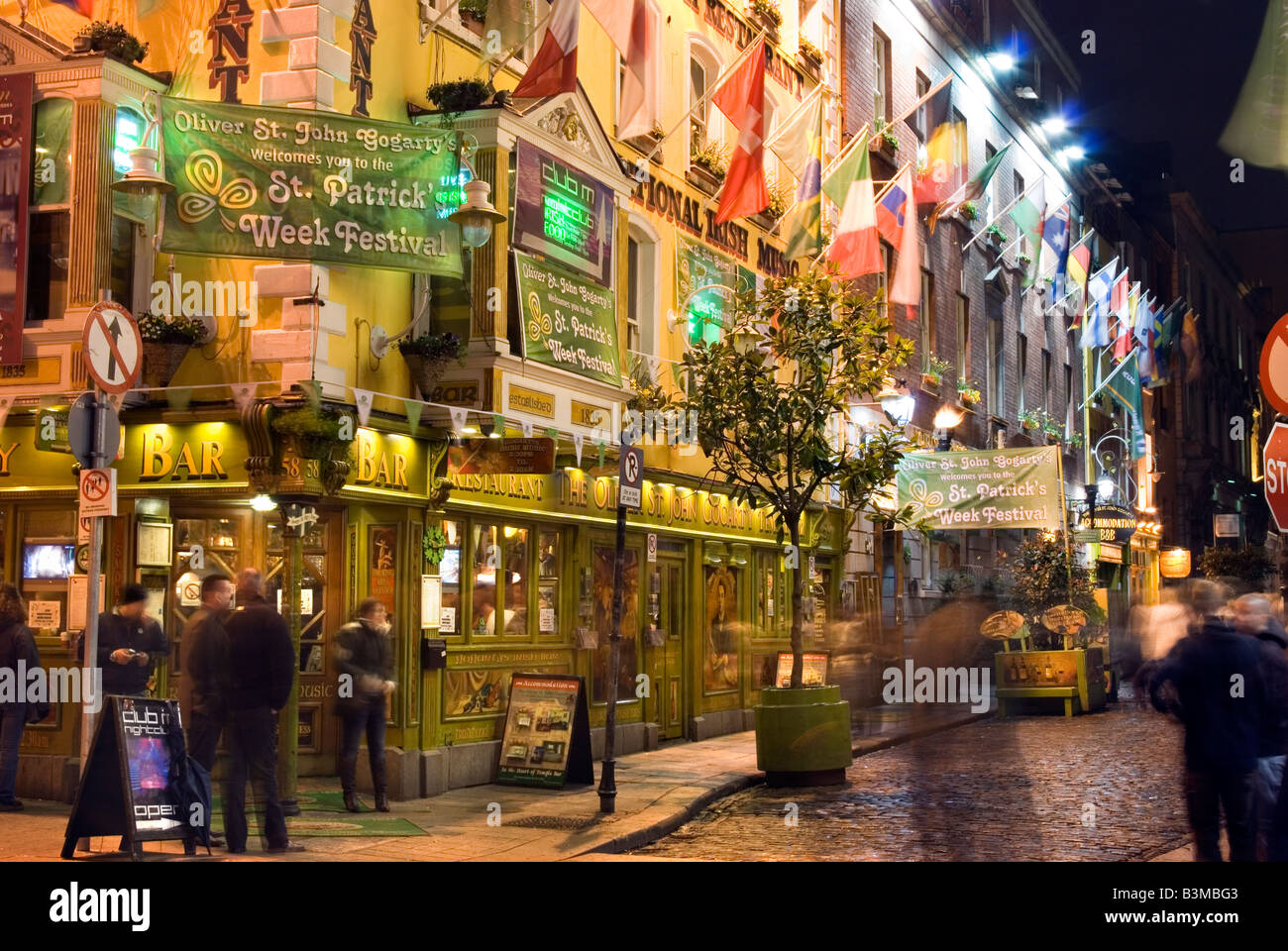 Revellers outside The Oliver St John Gogarty Bar in Temple Bar, Dublin at night Stock Photo Alamy