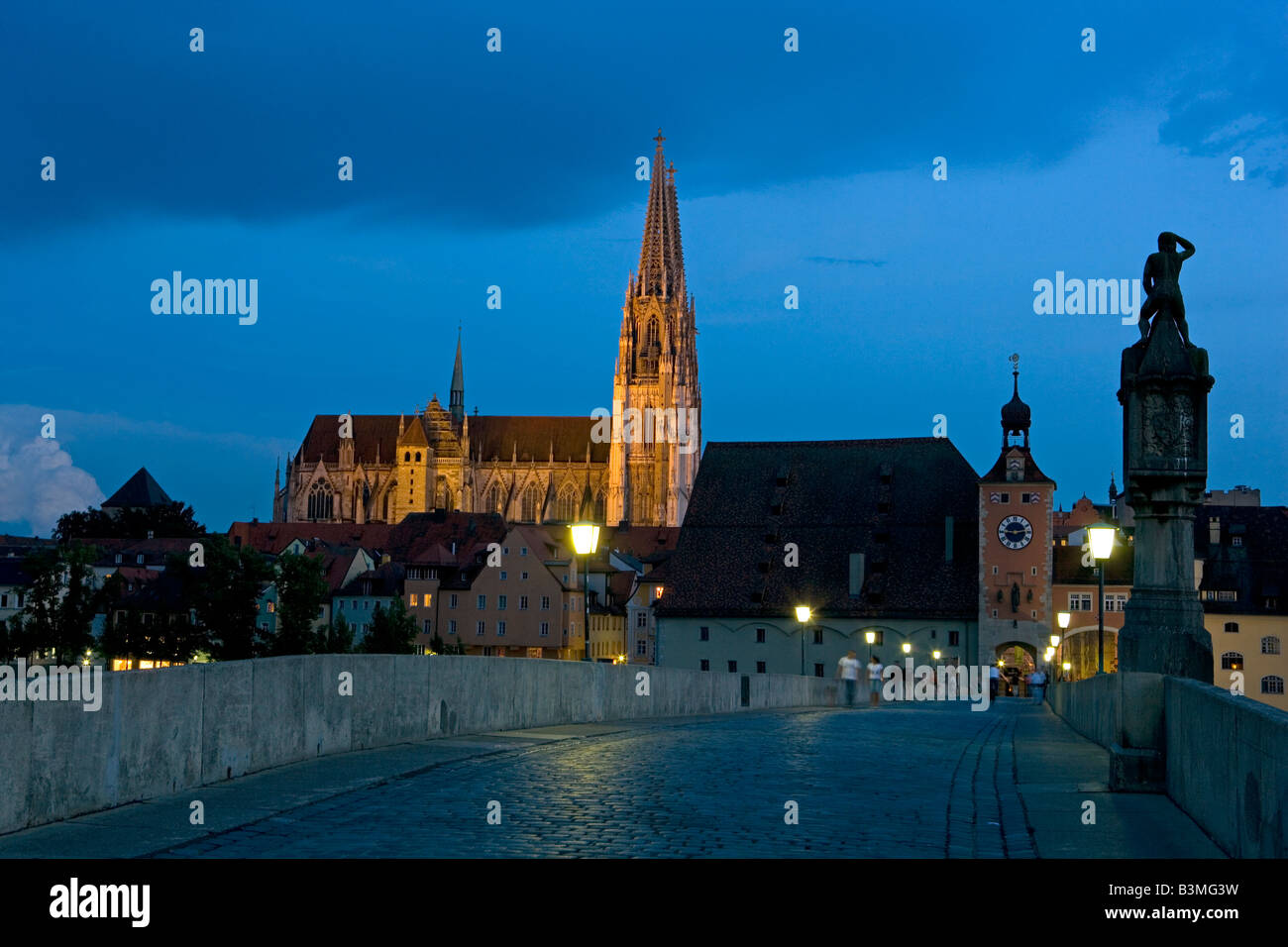 Deutschland, Bayern, Regensburger Dom bei Nacht, Danube river and Saint Peters cathedral, Regensburg, Germany Stock Photo
