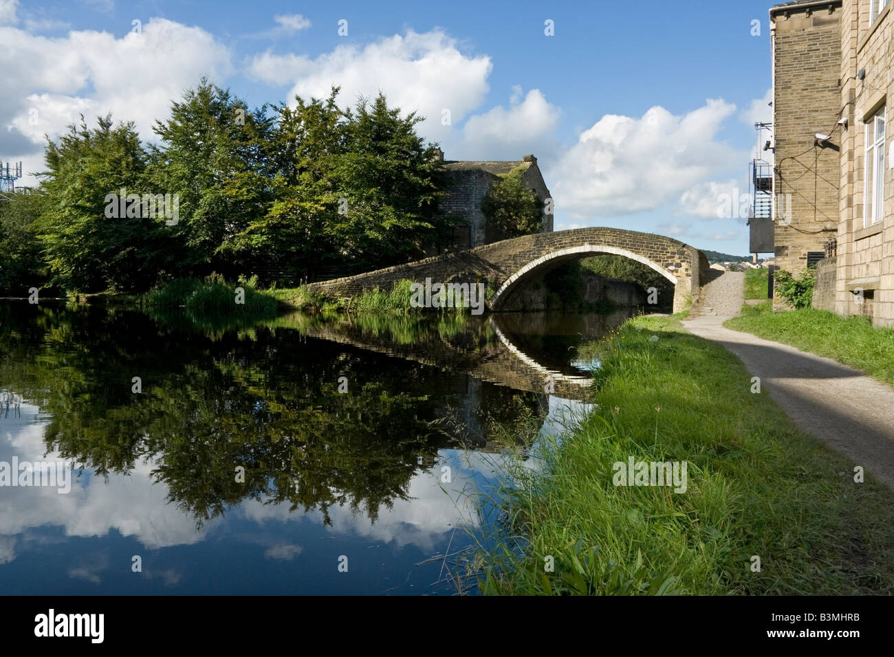 A bridge crosses the Leeds-Liverpool canal at Shipley, Bradford, West Yorkshire Stock Photo
