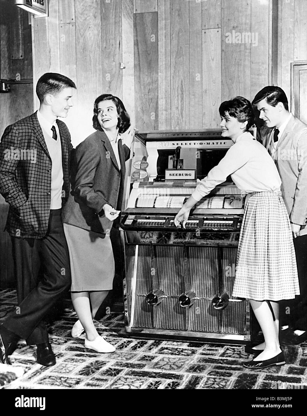 JUKEBOX  American teenagers with jukebox about 1956 Stock Photo