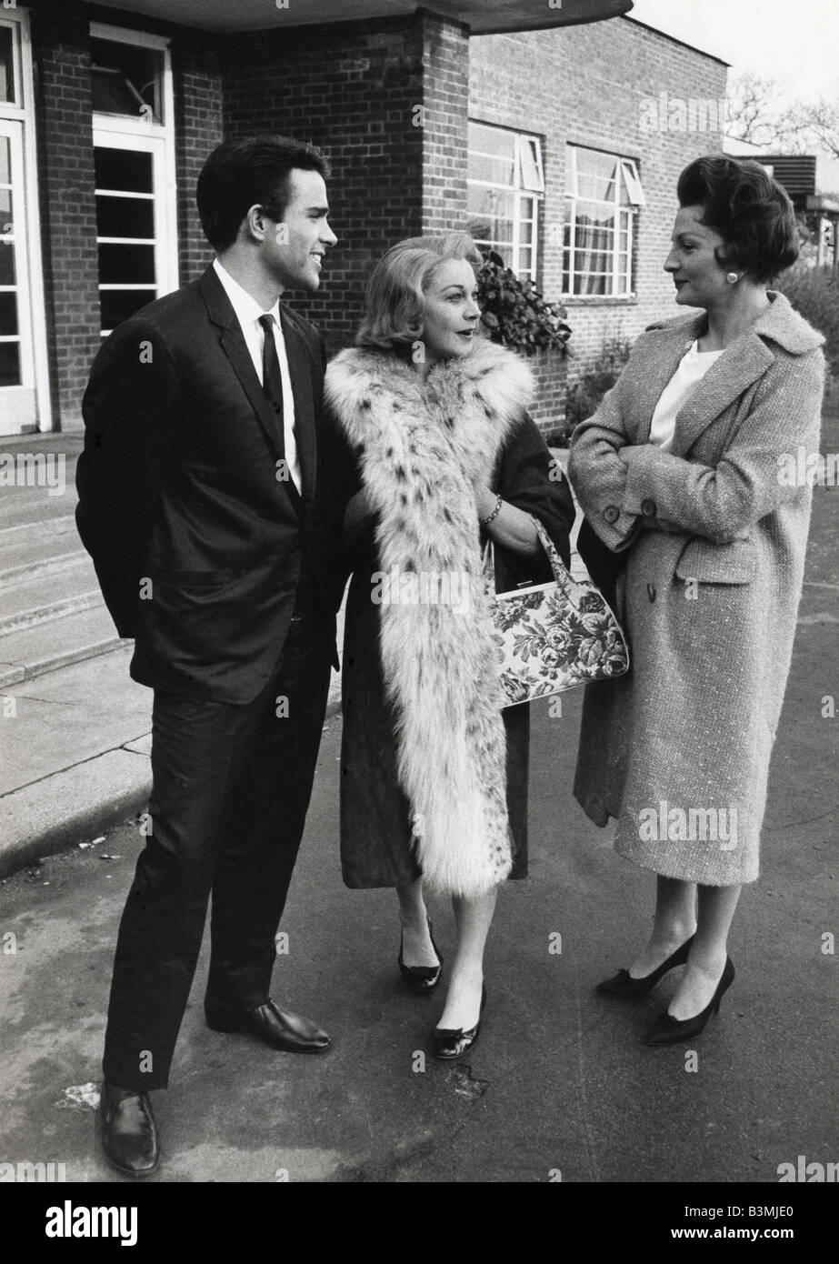 ROMAN SPRING OF MRS STONE  Vivien Leigh with co-stars Warren Beatty and Coral Browne chat at Pinewood Studios in 1961 Stock Photo