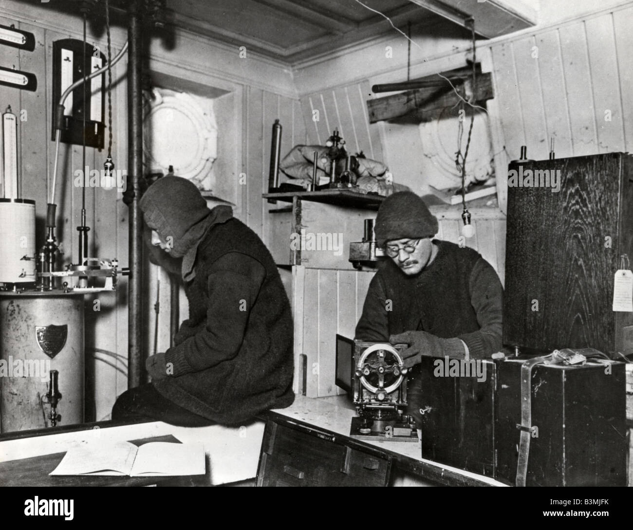 SIR ERNEST SHACKLETON  1914 Antarctic Expedition: inside The Rockery laboratory. Photo Frank Hurley  - see Description below Stock Photo