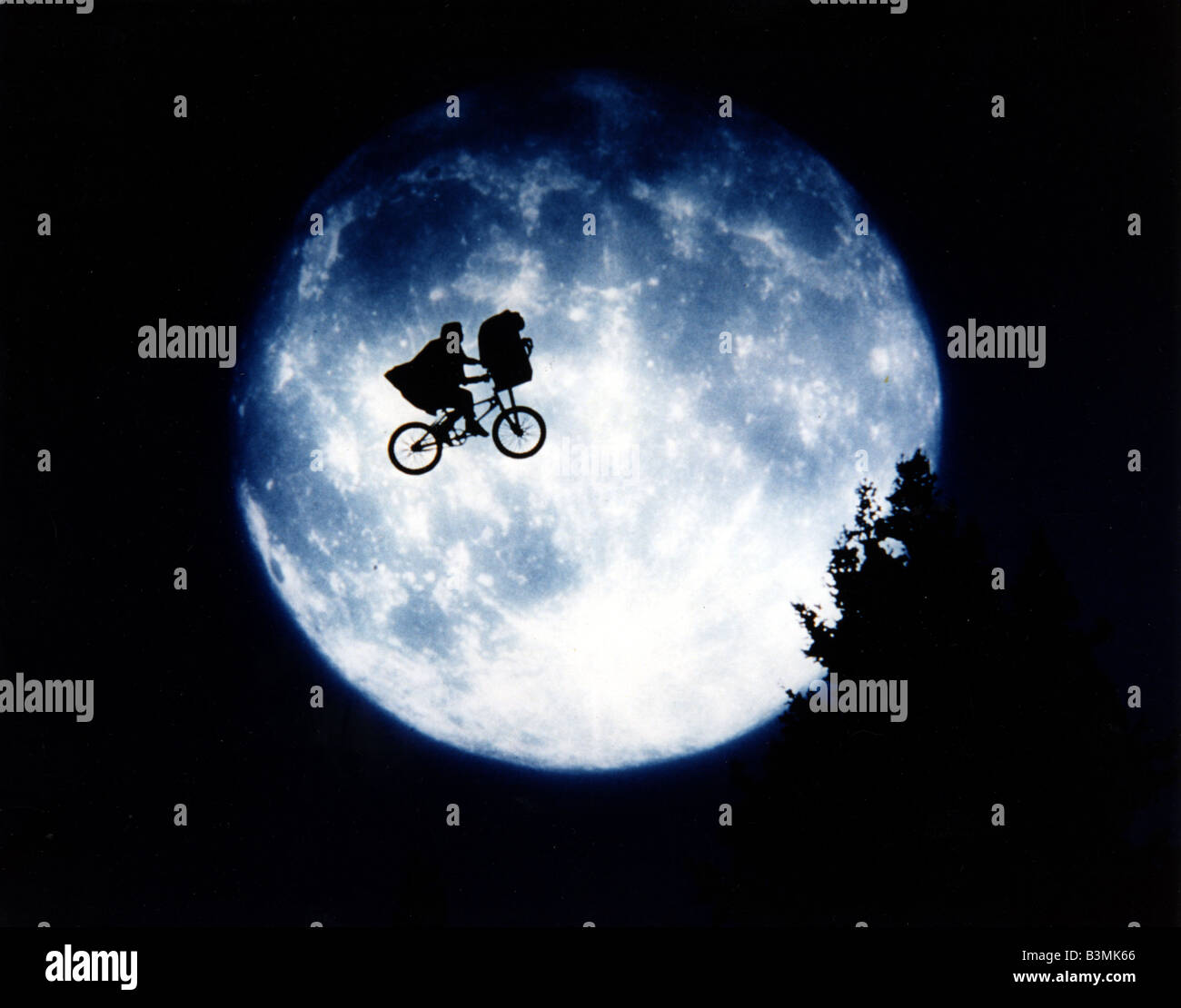 E.T. THE EXTRA-TERRESTRIAL  1982 Universal film directed by Steven Spielberg Stock Photo
