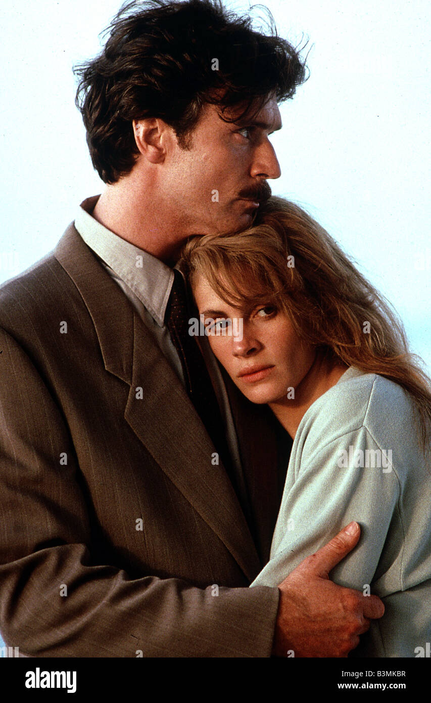 https://c8.alamy.com/comp/B3MKBR/sleeping-with-the-enemy-1990-tcf-film-with-julia-roberts-and-patrick-B3MKBR.jpg