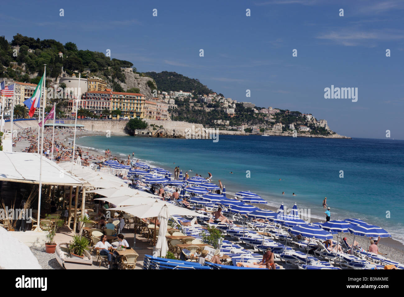 France Cote d Azur Nice Sun worshippers and umbrellas crowd the Castel Plage area of Nice Stock Photo