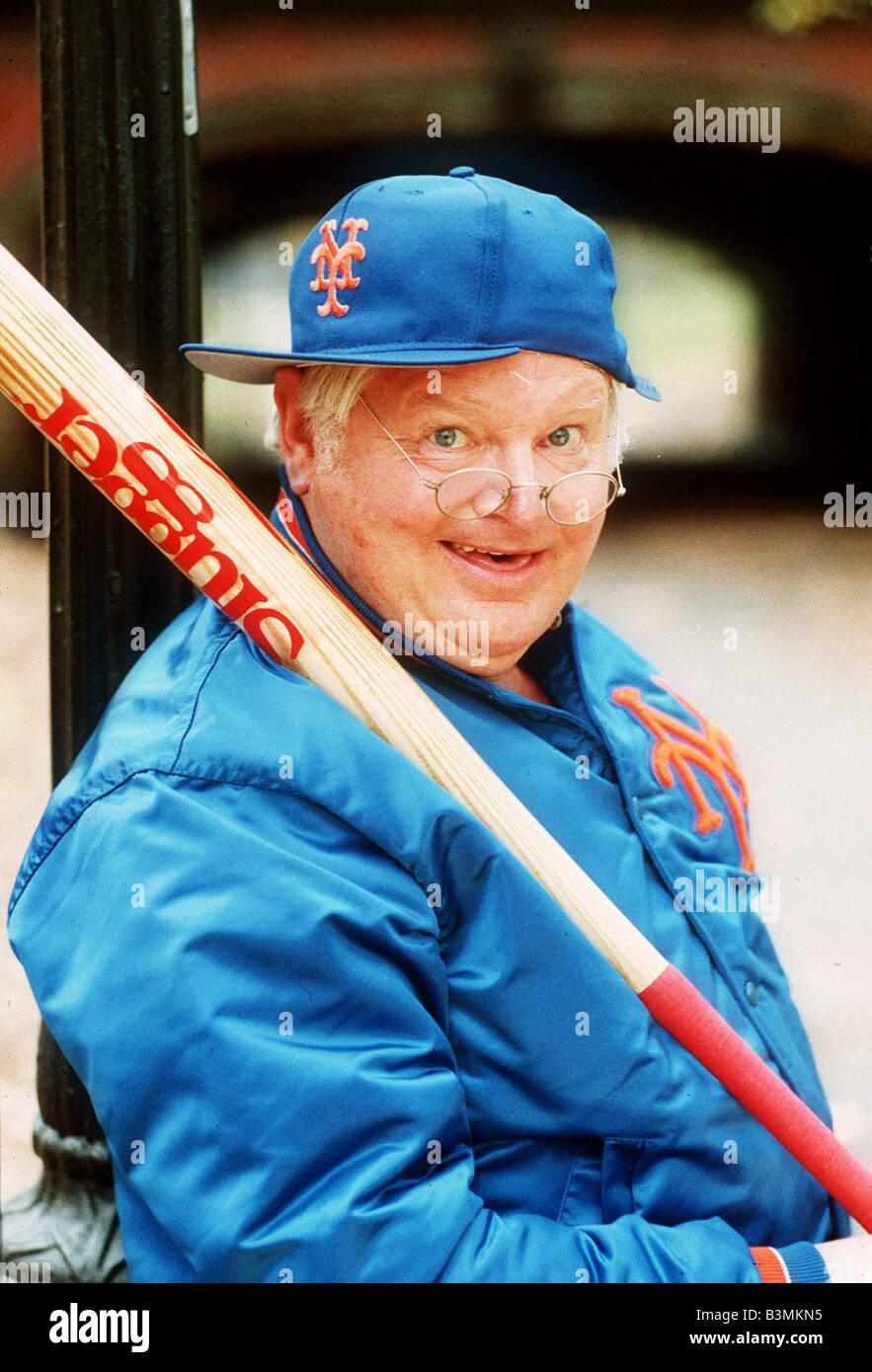 comedian-benny-hill-with-baseball-bat-cap-and-jacket-november-1989-B3MKN5.jpg