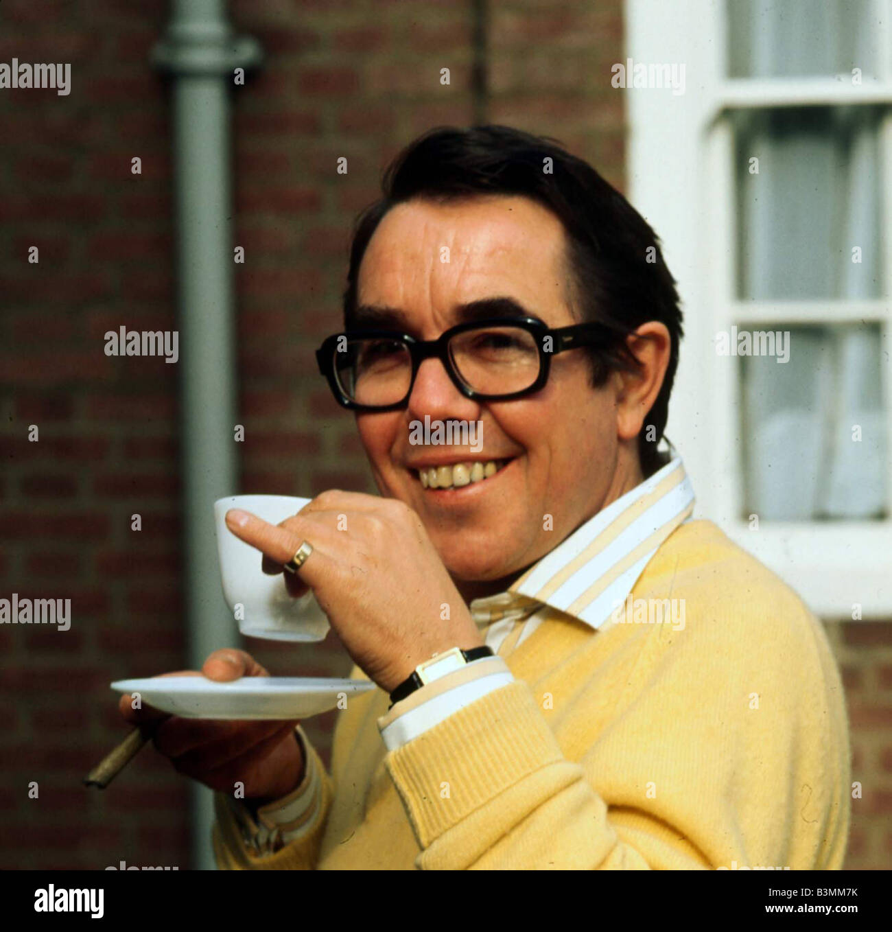 Ronnie Corbett holding teacup December 1977 mirrorpix Stock Photo Alamy