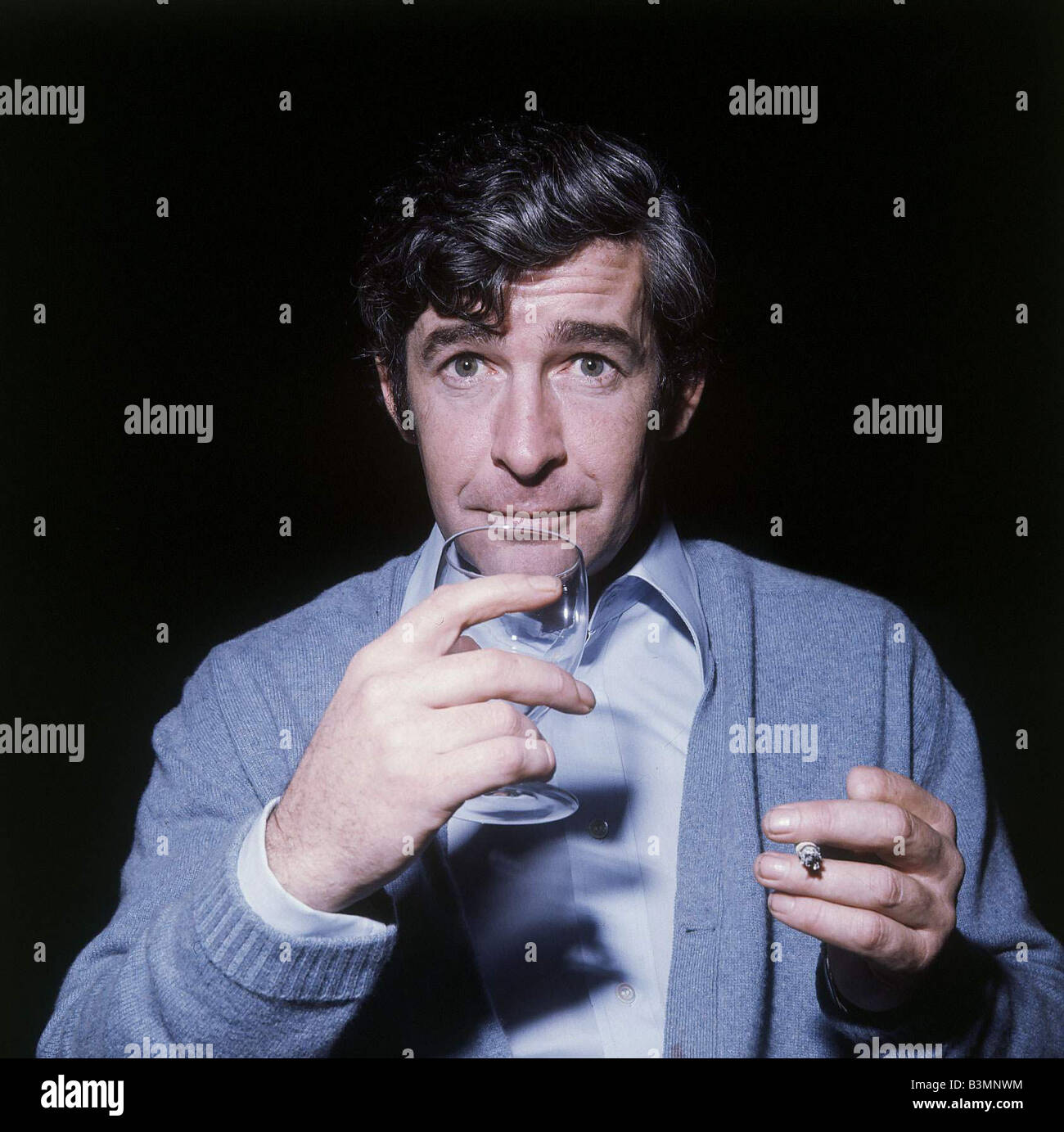 Dave Allen comedian drinking from a glass mirrorpix Stock Photo