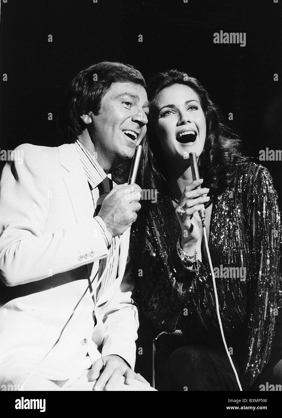 Des O Connor TV Presenter Comedian in singing duet with Lynda Carter on ...