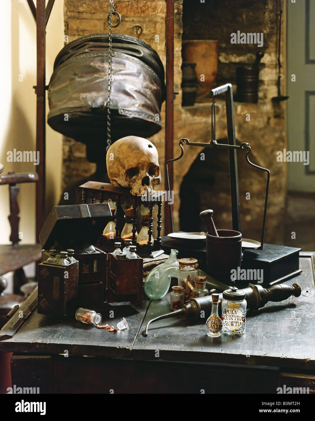 VINTAGE PREPARATION TOOLS, HUMAN SKULL, ANCIENT PHARMACY 14th Century MEDEVIAL APOTHECARY FRANCE EUROPE Stock Photo