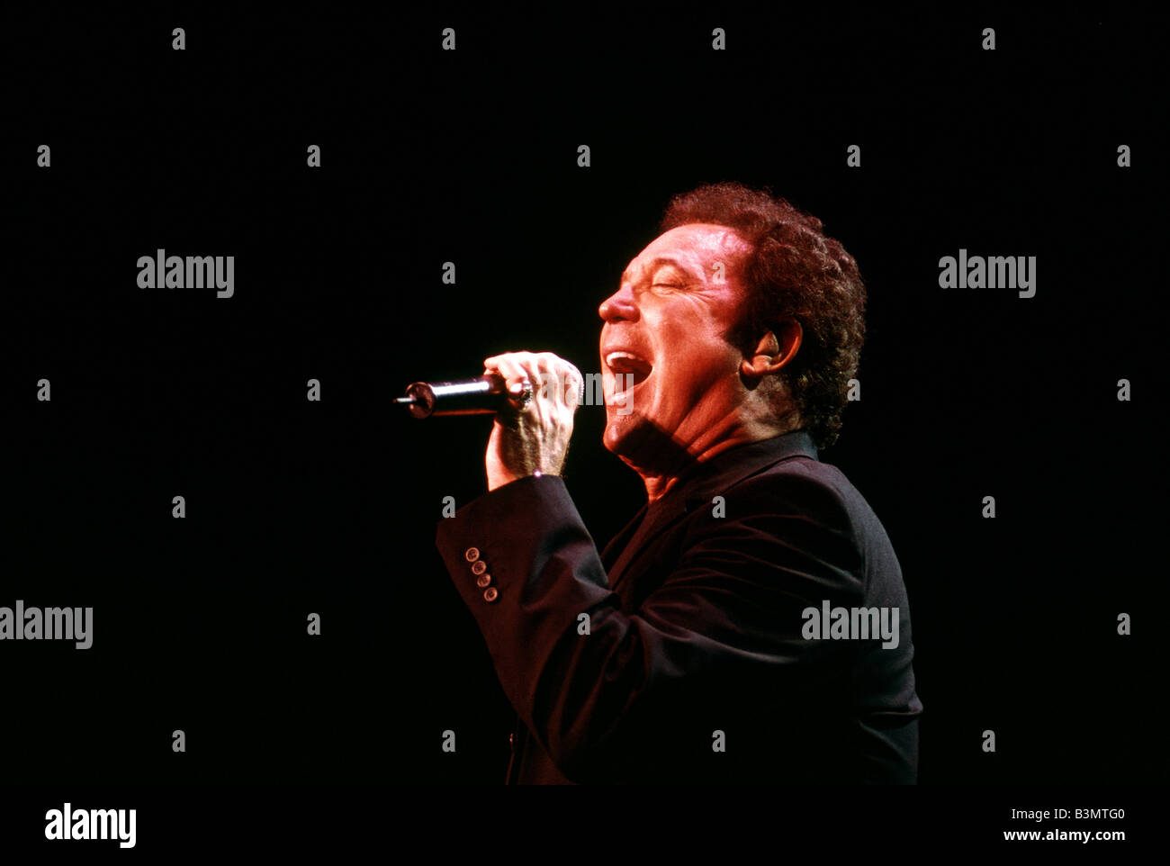 TOM JONES  Welsh pop singer in November 2000 Stock Photo