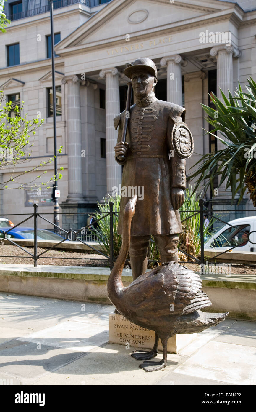 Bronze statue of the Barge Master and Swan Marker of the Vintner Company  created by Vivien Mallock, London, England Stock Photo - Alamy