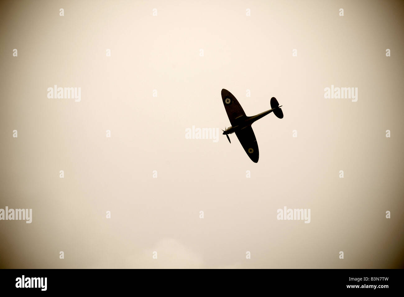 Spitfire in flight hi-res stock photography and images - Alamy