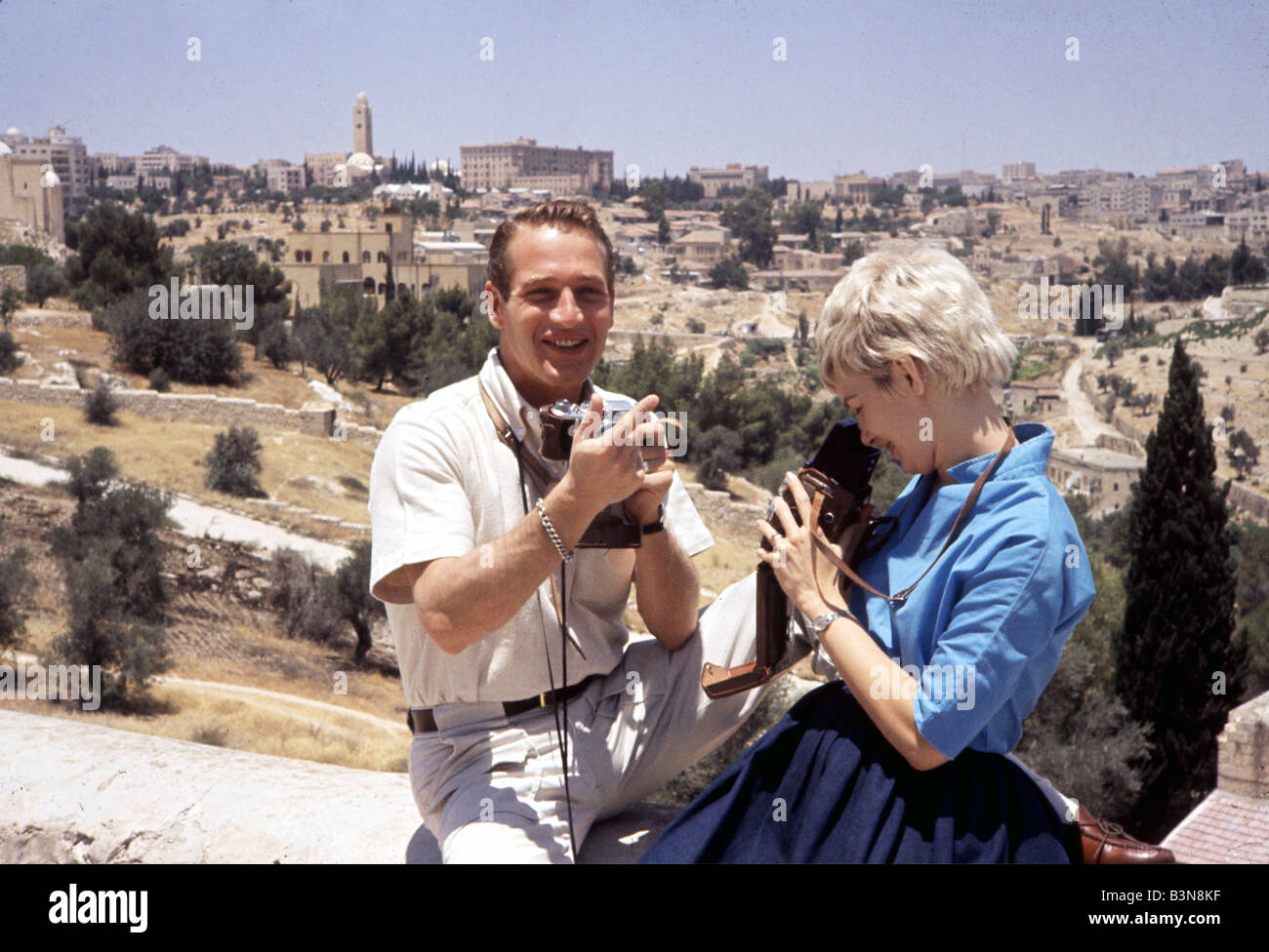PAUL NEWMAN with wife Joanne Woodward while filming Exodus in Jerusalem in 1960 Stock Photo