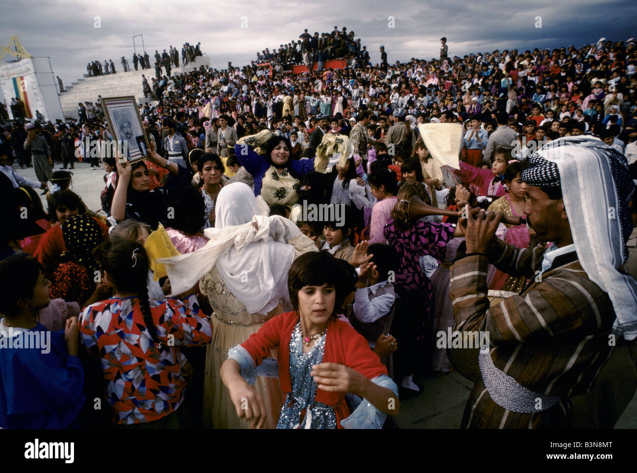 KURDISTAN', NORTHER IRAQ: CROWD SCENE AT THE RALLY FOR MASOUD BARZANI AT THE FOOTBAL STADIUM IN DAHUK, OCTOBER 1991 Stock Photo