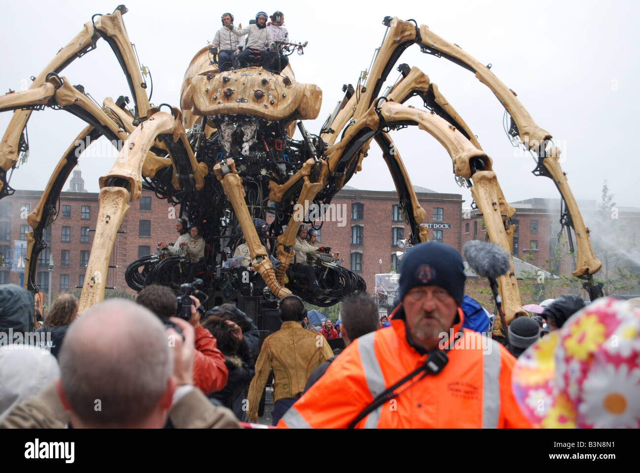 La Princesse the creation of Francois Delaroziere and LA Machine looms menacingly above the crowd on a rainy day at Liverpool Stock Photo