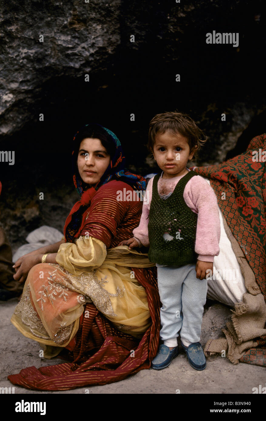 KURDISTAN', MOTHER & CHILD, BARZAN, OCTOBER 1991 Stock Photo