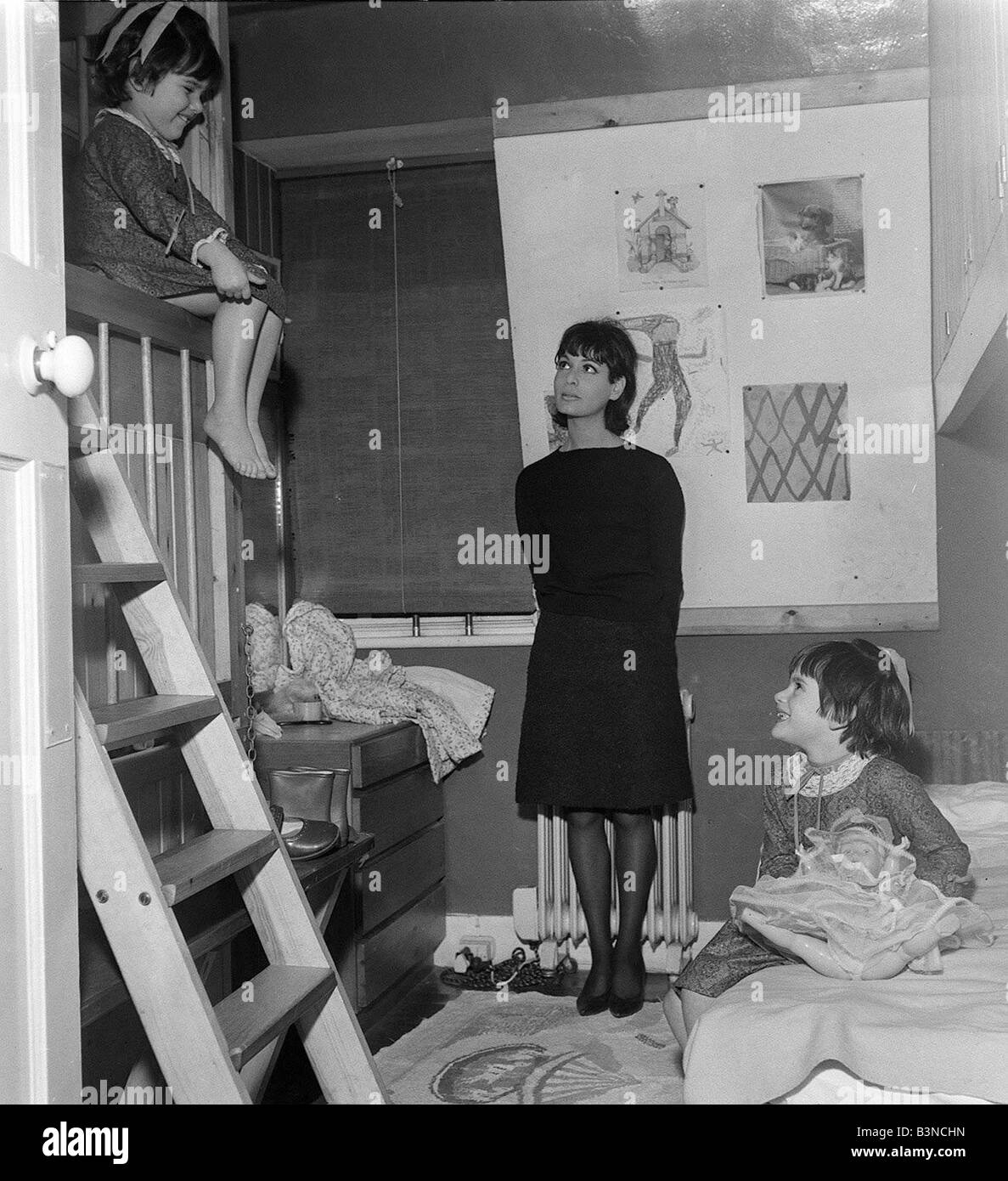 Venessa Lawson December 1965 with her daughters Tomasina 4 L and Nigella 6 R in the childrens bedroom of the Markham street house The 20 000 council loan story by Paul Hughes Stock Photo