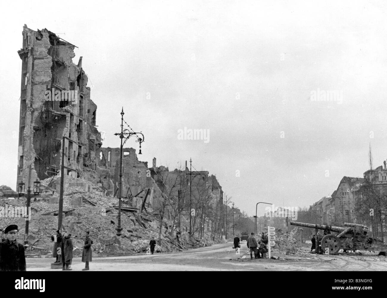 BERLIN 1945  Bombed ruins in the city Stock Photo
