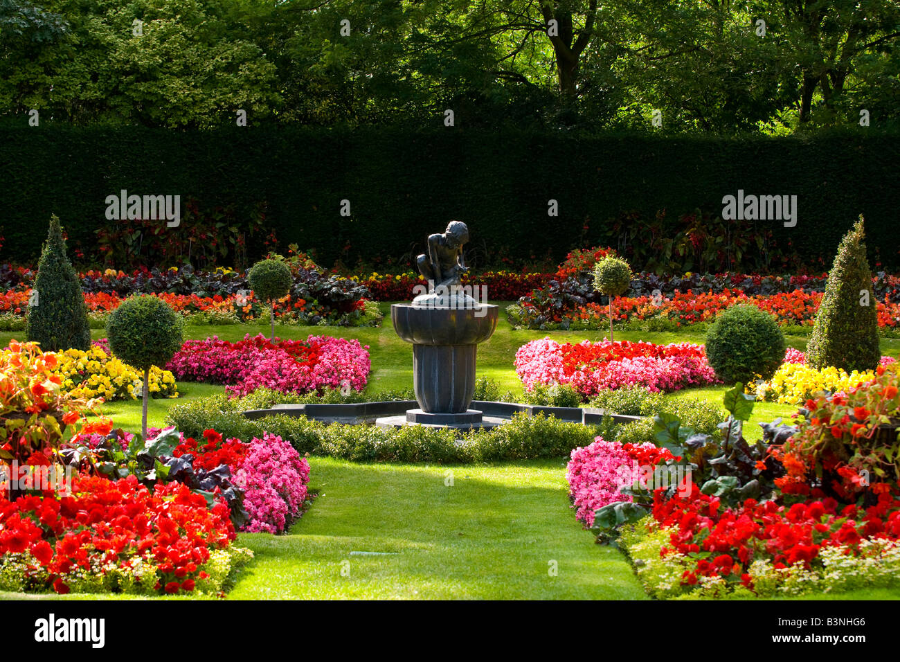 London , Regents Park Gardens , spectacular floral display of bedding plants and flowers with ornamental statue on podium Stock Photo