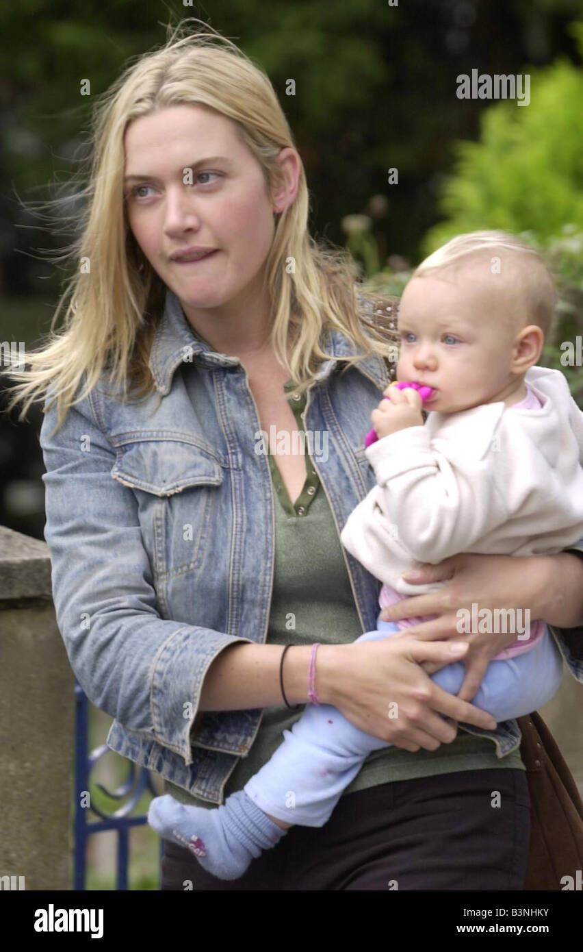 Kate Winslet arrives back at her house in North London holding her daughter  Mia and not wearing a wedding ring September 2001 Stock Photo - Alamy