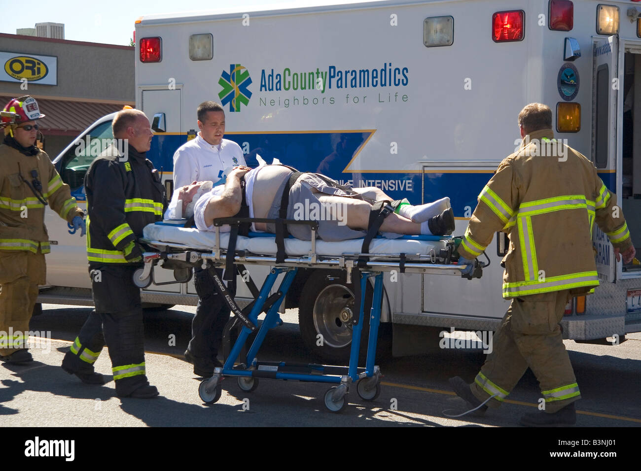 Car accident ambulance usa hi-res stock photography and images - Alamy