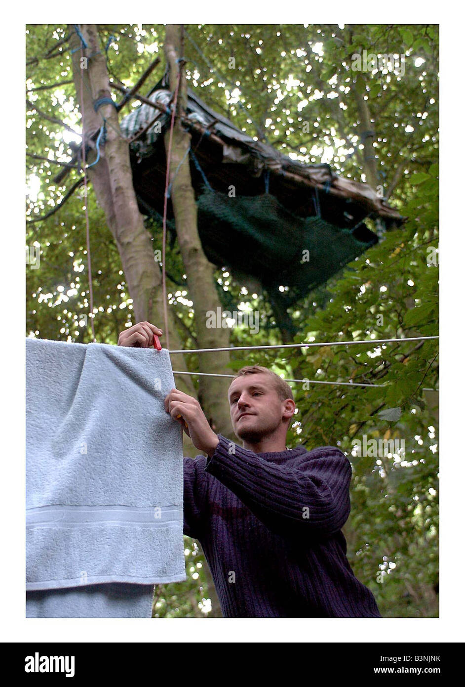 Bilston Glen Woodland Camp August 2005 feature on campdwellers staging a protest to block the constructioin of a new a701 by pass which would cut through Bilston Glen woodland Ewan shiny hangs his washing Stock Photo