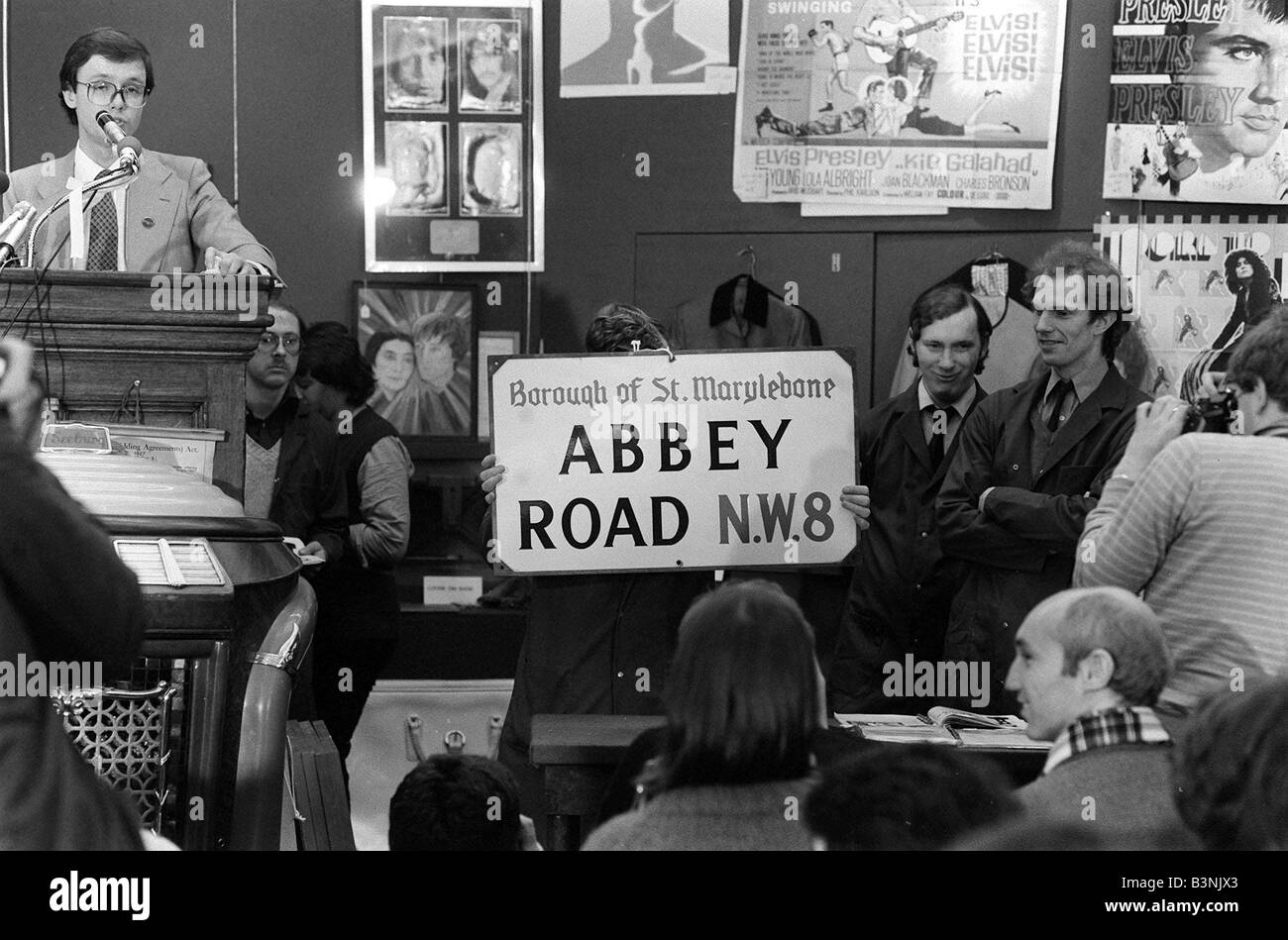 The Beatles Memorabilia Auction Beatlemania Again This time it was the first ever Rock N Roll auction at Sotheby s Belgravia The Abbey Road N W 8 Street Sign being auctioned Match 1981 Stock Photo