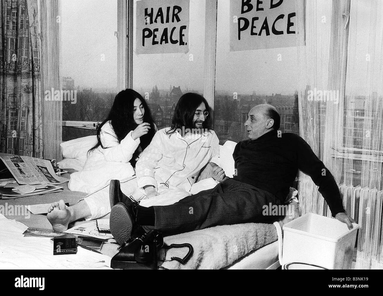 John Lennon Yoko Ono Bed High Resolution Stock Photography and Images -  Alamy